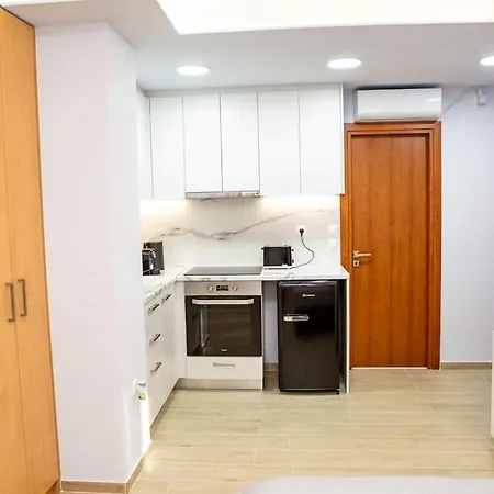 With Amenities In Kolonaki דירה *