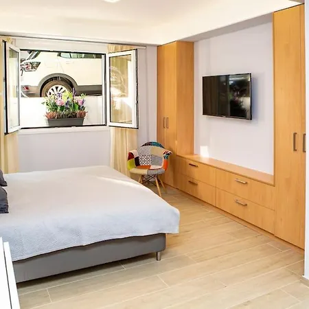 With Amenities In Kolonaki דירה *